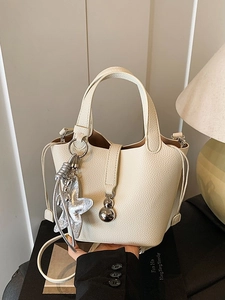 Elegante bolso de cubo crema con textura de lichi y colgante de bola plateada