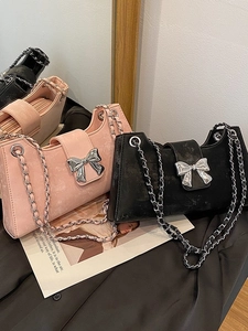 Sac baguette à nœud papillon avec bandoulière chaîne en rose et noir pour femmes