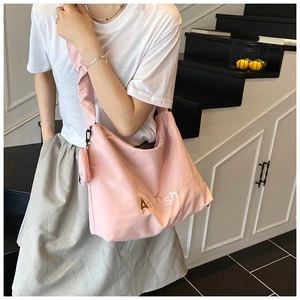 Sac hobo rose en nylon avec larges bandoulières à volants et un mini porte-monnaie rond