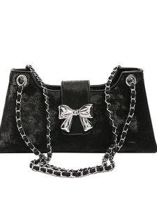 Sac baguette en velours noir avec boucle noeud argentée et bandoulière chaîne chic
