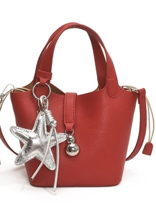 Bolso cubo de cuero rojo con textura lichi, colgante de estrella de mar y correa ajustable