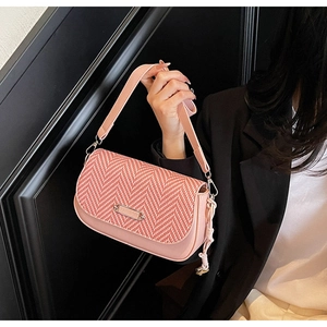 Sac à main rose en cuir avec rabat tressé, boucle en métal et bandoulière réglable