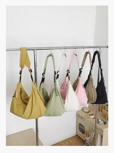 Vielseitige Nylon-Umhängetasche im Dumpling-Design in sechs modernen Farben mit breitem Gurt