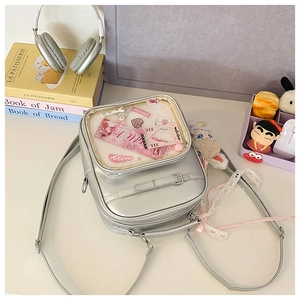 Détail du sac ITA argenté métallisé avec fenêtre transparente et sangles réglables