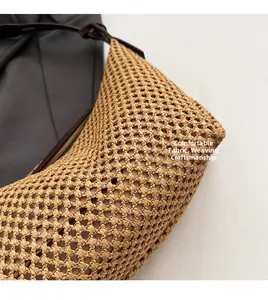 Vue détaillée du tissu en maille tissée et de la fermeture éclair sur un grand sac