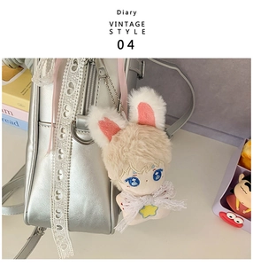 Gros plan d'un porte-clés lapin en peluche avec nœud en dentelle sur un sac à dos argenté