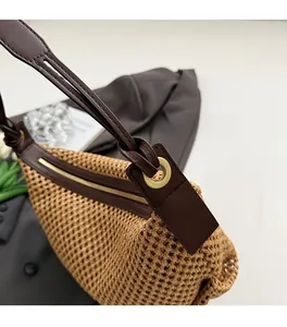 Détail macro d'un sac en paille tressée rétro avec ferrures dorées et finitions cuir