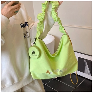 Détail du sac cabas en toile vert fluo avec bandoulière plissée et petit porte-monnaie