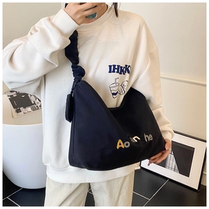 Sac fourre-tout noir moderne avec bandoulière froncée et mini porte-monnaie assorti