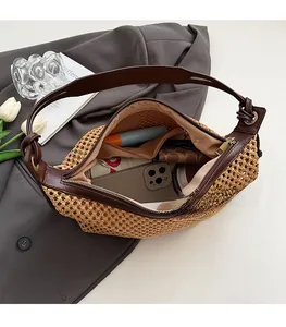 Vue détaillée de l'intérieur spacieux du sac à bandoulière tissé avec garniture en cuir brun