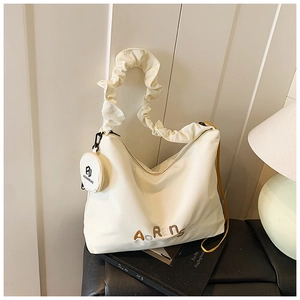 Détail du sac cabas blanc crème avec bandoulière à volants et petit porte-monnaie rond