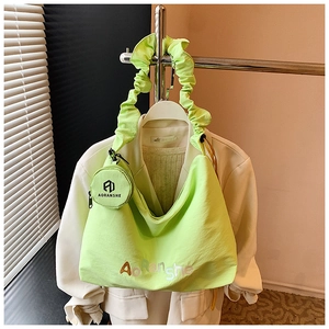 Détail du sac cabas plissé vert néon avec son petit porte-monnaie rond assorti