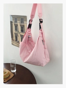 Detailaufnahme der rosa karierten Hobo-Tasche mit verstellbarem Gurt und Metall-Reißverschluss