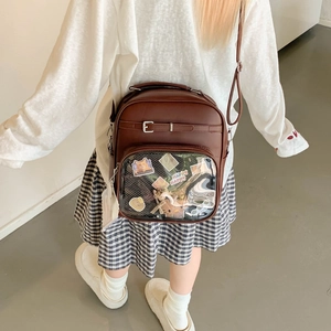 Vue détaillée du sac Itabag en cuir PU marron avec fenêtre PVC transparente et autocollants