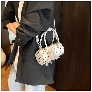 Sac cylindrique à pois avec pendentif décoratif en dentelle et perles élégantes