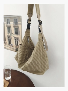 Detail der khakifarbenen Gingham-Hobo-Tasche mit verstellbarem Riemen und Schnalle