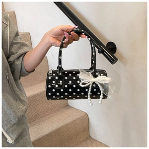 Sac cylindrique à pois avec nœud en dentelle blanche et pendentif en perles