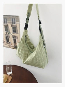 Detailansicht der hellgrünen Gingham-Umhängetasche mit verstellbarem Gurt und Schnalle