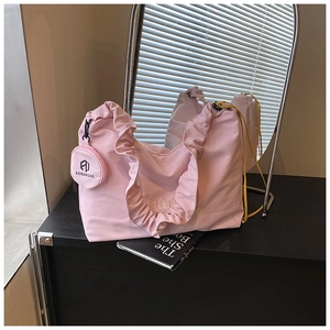 Vue détaillée du sac cabas plissé rose avec porte-monnaie rond et broderie élégante