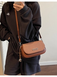 Sac à Épaule en Cuir PU Tissé pour Femmes Petit Sac Bandoulière Carré de Luxe avec Décoration en Plaque Métallique