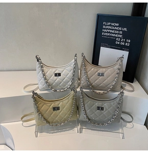 Gesteppte Halbmond-Kettentaschen in Weiß, Beige, Gelb und Grau auf einem Display