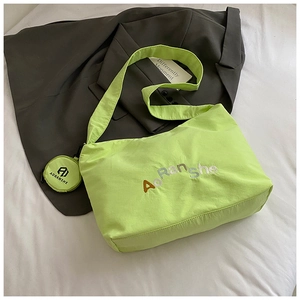 Détail du sac cabas en nylon vert clair avec broderie et petit porte-monnaie assorti