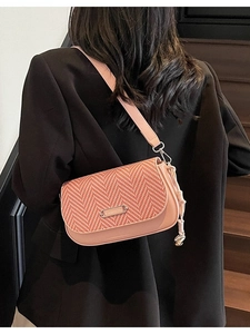 Sac à bandoulière rose pour femme avec rabat tissé à chevrons et plaque métallique