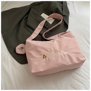 Détail du sac fourre-tout rose avec broderie et petite pochette ronde amovible