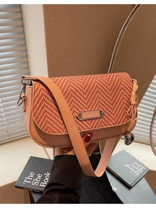 Sac bandoulière rose tissé avec pendentif coeur et bandoulière en cuir en vue lifestyle