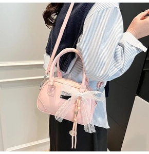 Detailansicht der rosa PU-Leder Tasche mit weißer Spitzenschleife und silbernen Beschlägen