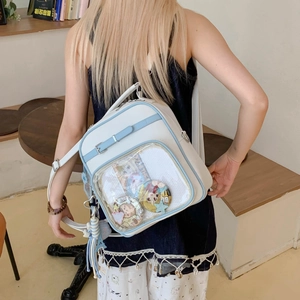 Détail de la fenêtre en PVC transparent du sac ita blanc pour exposer des badges anime