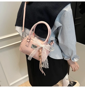 Rosa PU-Leder Umhängetasche mit weißem Spitzenanhänger und silberner Logo-Plakette