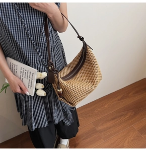 Détail du sac à bandoulière en paille tressée avec bandoulière en cuir et perles