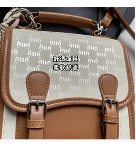 Détail du sac à dos rétro imperméable avec tissu monogramme et logo doré