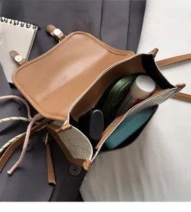 Vue intérieure du sac à dos vintage marron montrant sa capacité de rangement quotidien