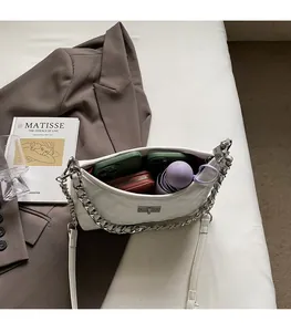 Innenansicht der weißen Stepptasche mit Platz für Handy, Geldbörse und Regenschirm