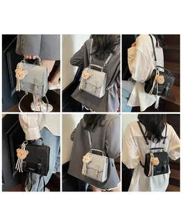 Vues détaillées d'un sac à dos rétro étanche avec motifs géométriques et porte-clé ours