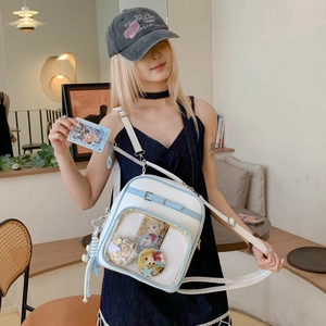 Détail du sac Ita blanc et bleu avec fenêtre PVC pour exposer des badges d'anime