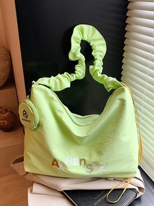 Sac Cabas de Grande Capacité en PU pour Femme Bandoulière Plissée Sac à Bandoulière Casual Polyvalent Décor de Lettres