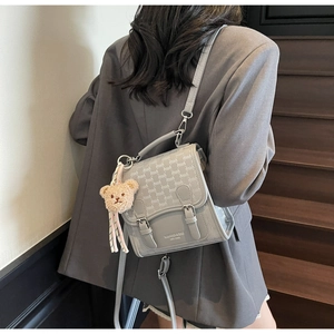 Sac bandoulière gris imperméable en cuir PU avec motif logo et charm ours en peluche