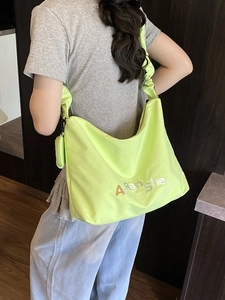 Sac cabas en nylon vert néon avec bandoulière plissée à volants et petite pochette