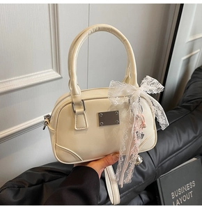 Nahaufnahme der cremefarbenen Boston Bag mit silbernen Beschlägen und Spitzenbogen