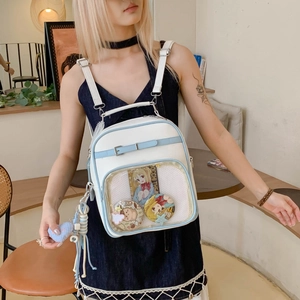 Vue détaillée de la fenêtre en PVC et de la boucle bleue sur un sac à dos ita blanc