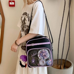 Détail du sac ita noir avec bordure violette et fenêtre pour badges d'animé