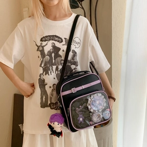Détail du sac ita noir avec fenêtre transparente pour badges anime et liseré violet