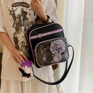 Détail du sac ITA avec fenêtre transparente, bordure violette et pendentif peluche