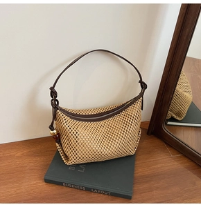 Gros plan détaillé du sac en maille tissée avec bretelles brunes et décor perlé