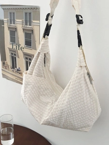 Beige karierte Umhängetasche in Knödelform mit verstellbarem Gurt und Reißverschlüssen