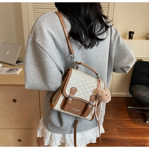Détail du sac bandoulière étanche avec charm ours brun et boucle en métal dorée