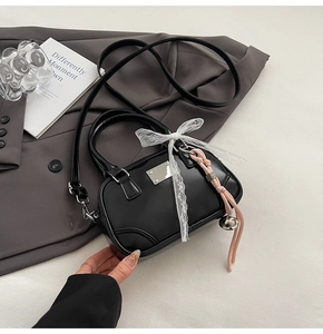 Detailaufnahme der schwarzen Bowlingtasche mit Silberplakette, Spitze und Anhänger